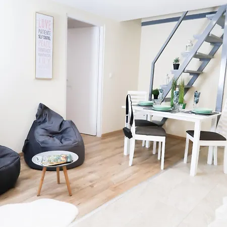 Center, Nicely Renovated With 3 Bedrooms