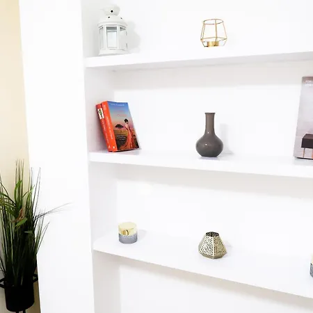 Apartment Center, Nicely Renovated With 3 Bedrooms *