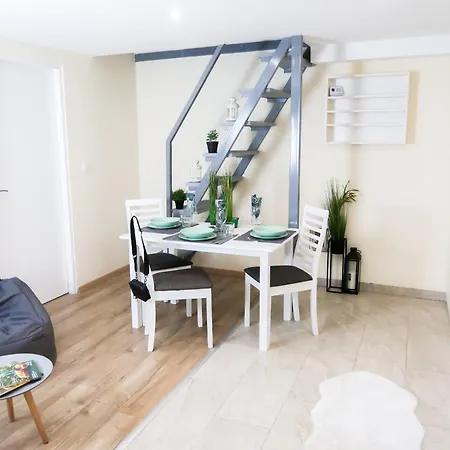 Center, Nicely Renovated With 3 Bedrooms * Budapešť