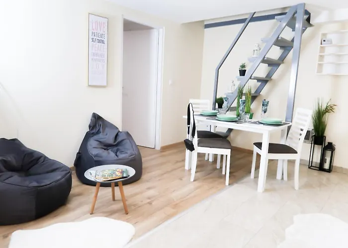 Center, Nicely Renovated With 3 Bedrooms