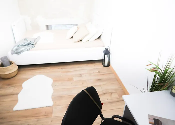Center, Nicely Renovated With 3 Bedrooms