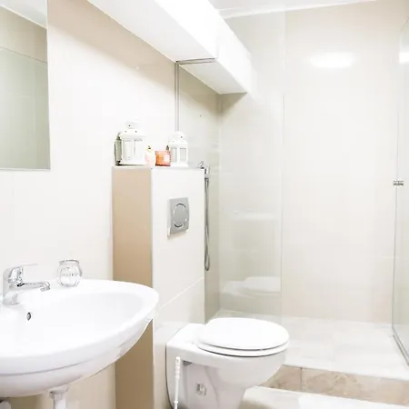 Center, Nicely Renovated With 3 Bedrooms Boedapest